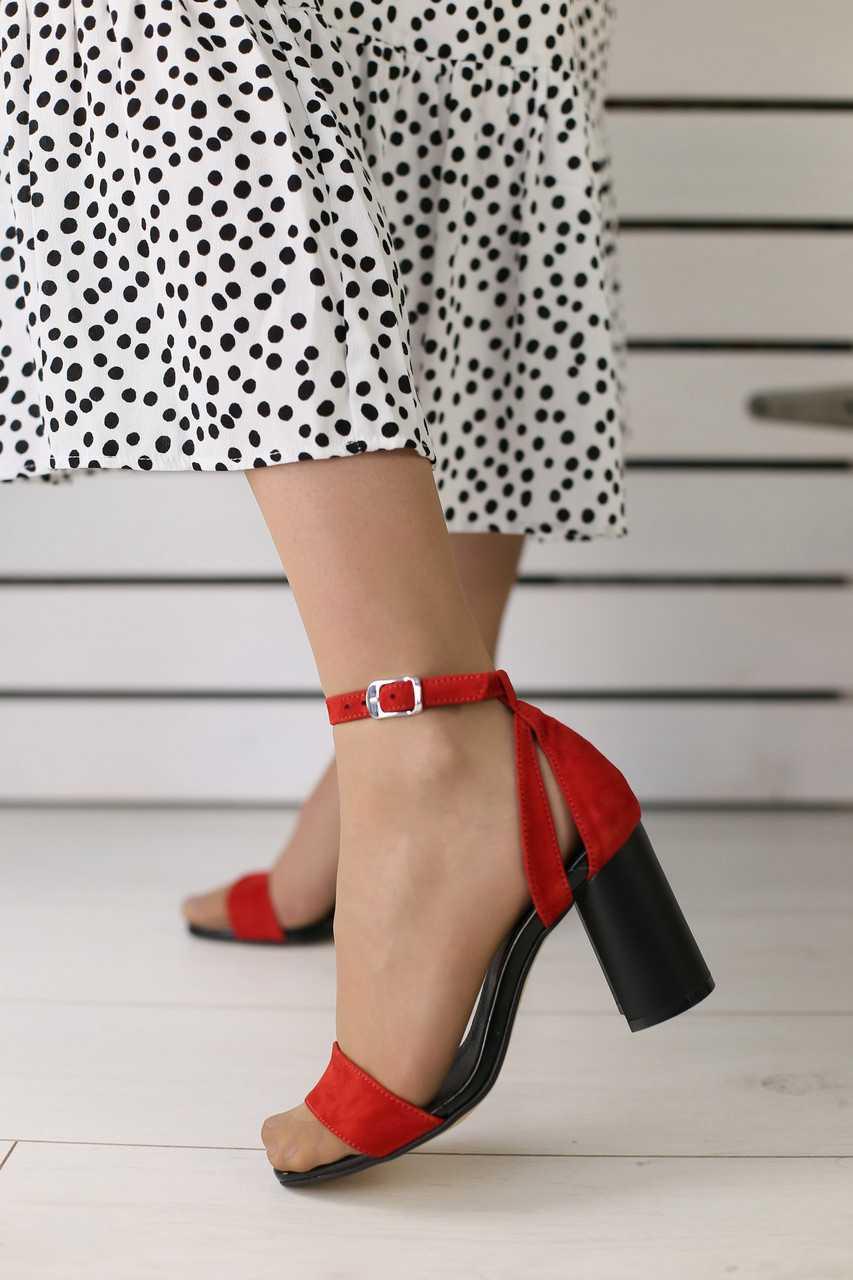 Велюровые женские босоножки модные яркие стильные на высоком каблуке в красном цвете - фото 7 - id-p958403975