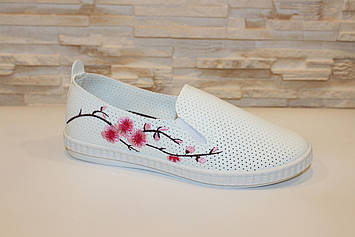 Сліпони білі жіночі з вишивкою Т263