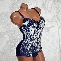 Розмір 52. Стильний закритий жіночий купальник, синій із білими квітами, зі стразами