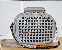 Сіра жіноча сумка з камінням, через плече на ланцюжку, новинка року