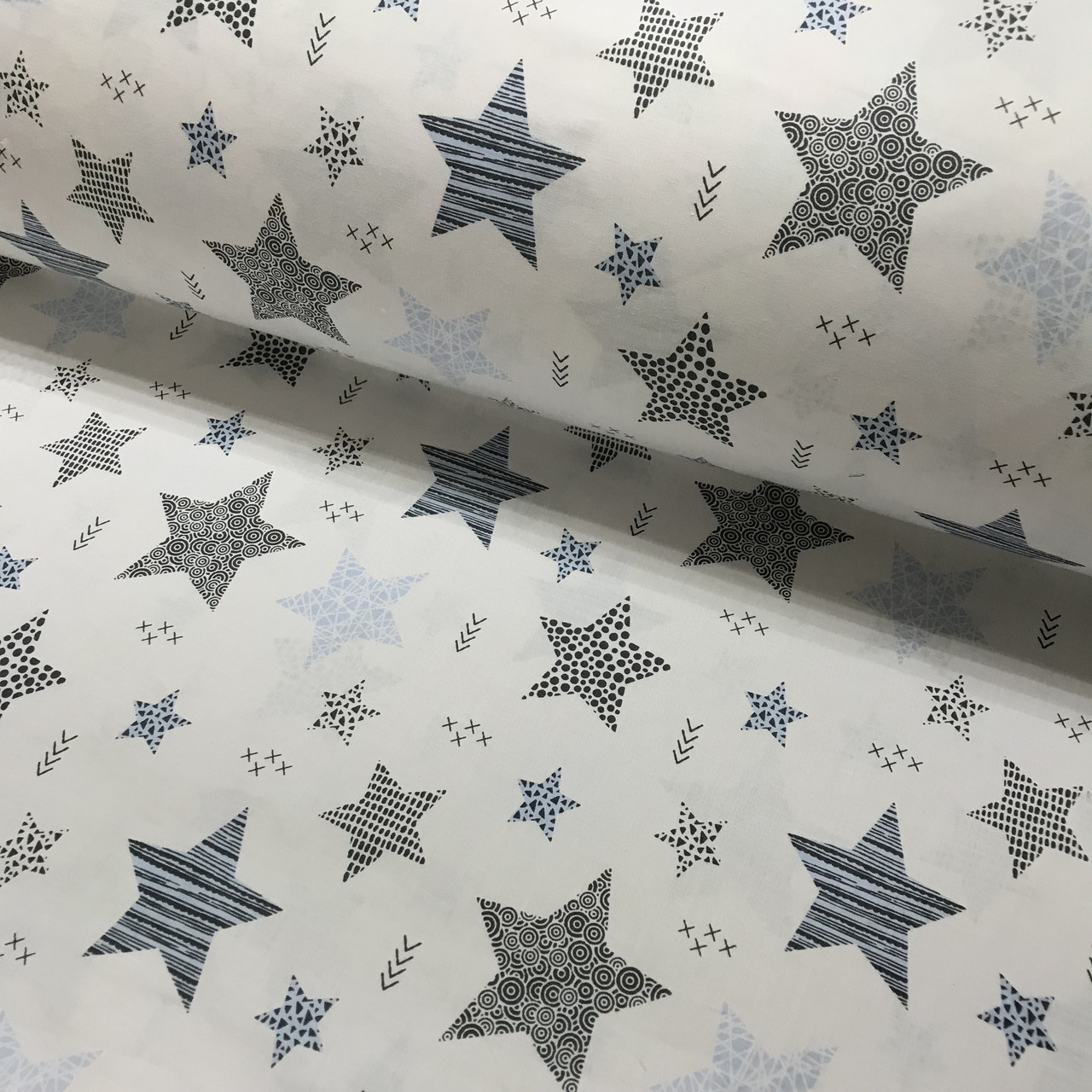 Бавовняна тканина польська зірки великі і маленькі блакитні з малюнком всередині на білому