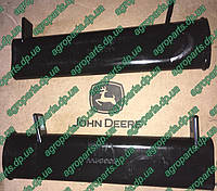 Тукопровод AA38905 трубка удобрений пласт SPOUT, DRY FERTILIZER John Deere AA23112