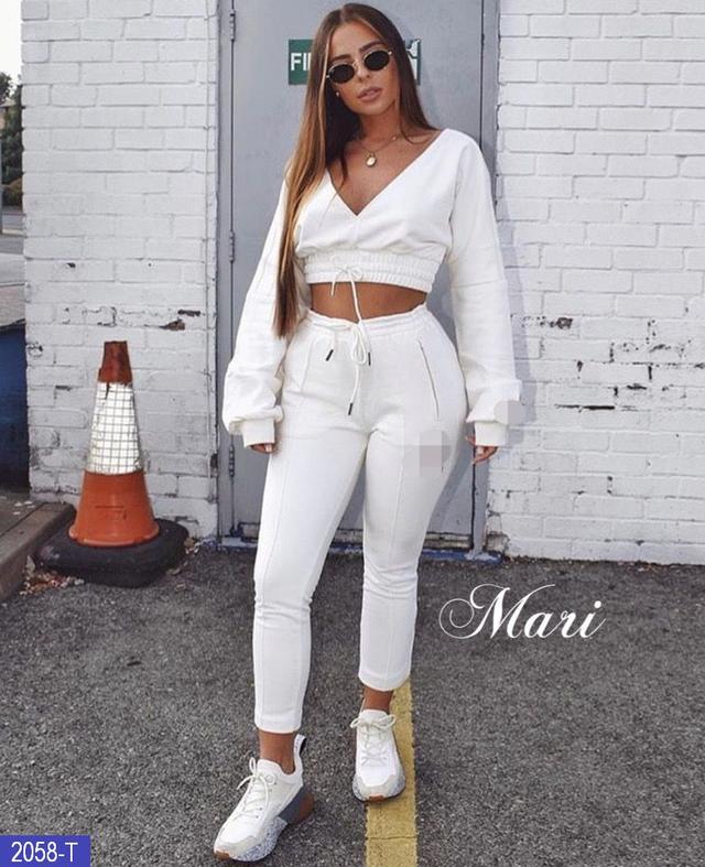 Модный женский костюм спортивный