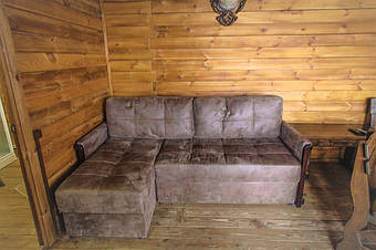 Мебель из массива натуральных пород дерева отличается долгим сроком службы. неприхотлива в эксплуатации, имеет прекрасный вид и доступную цену. 