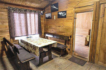 Мебель из массива натуральных пород дерева отличается долгим сроком службы. неприхотлива в эксплуатации, имеет прекрасный вид и доступную цену. 