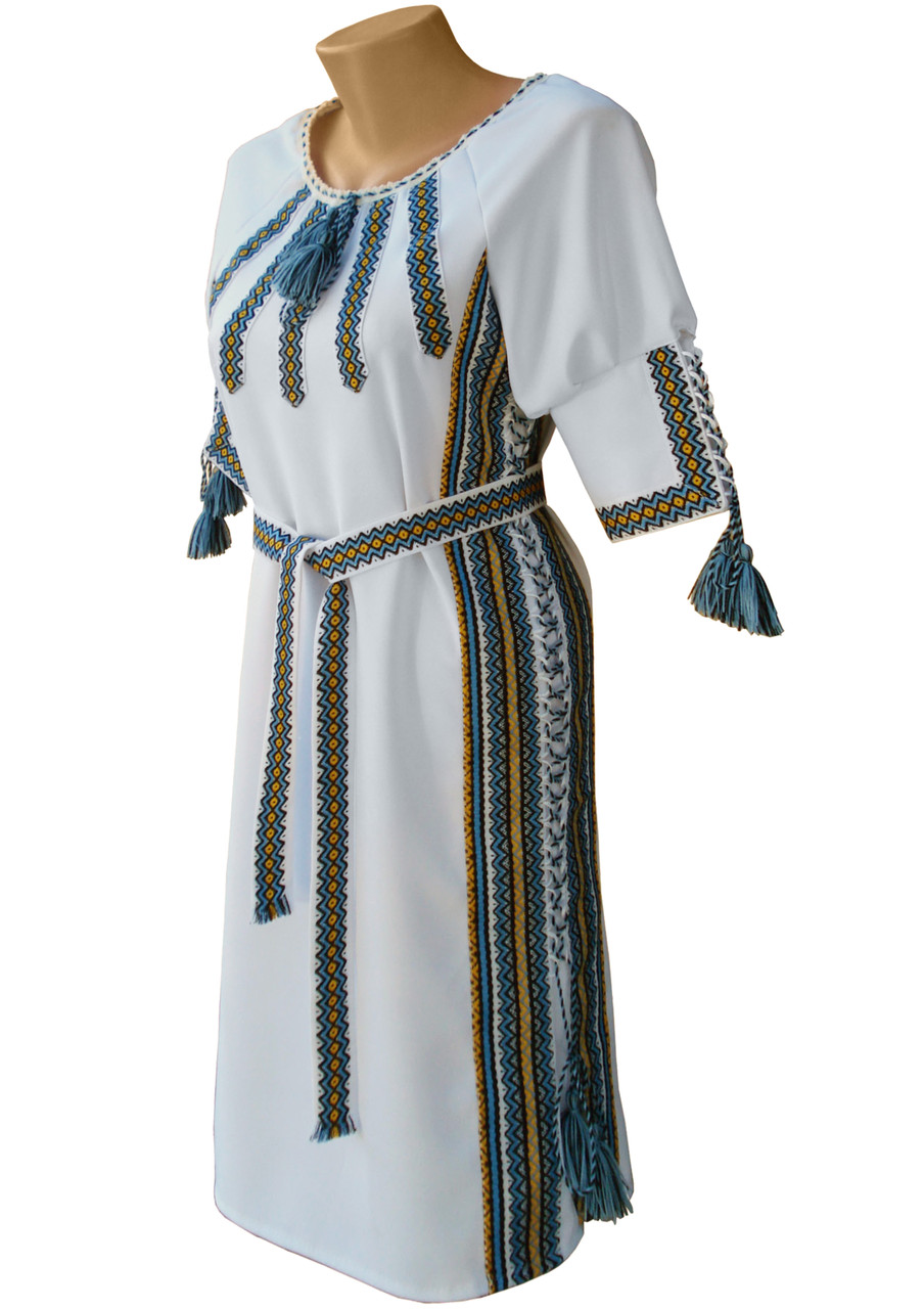 Підліткове вишите плаття з поясом у білому кольорі з геометричним орнаментом Синьо жовтий
