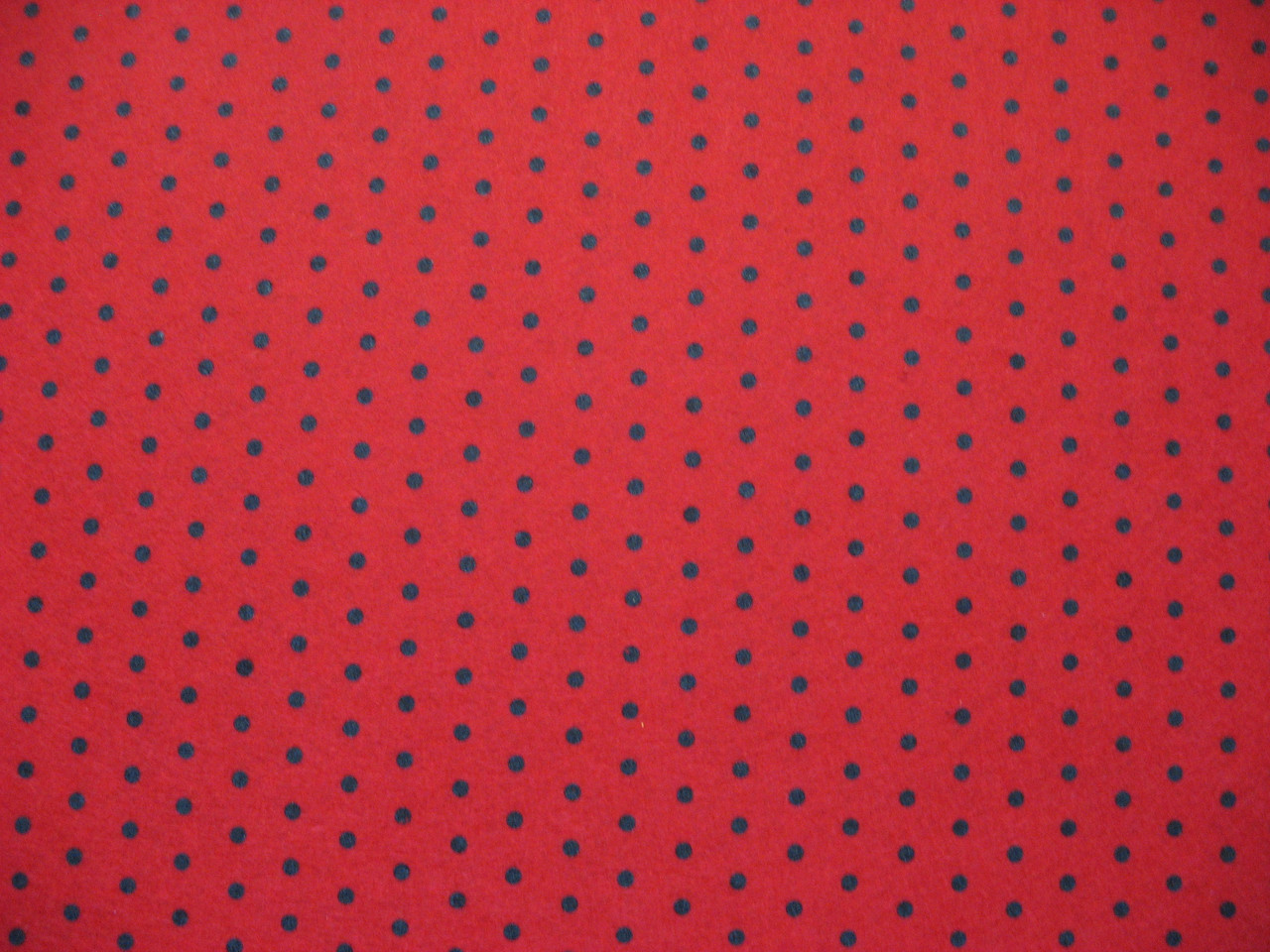 Фетр красный с рисунком черный горошек 21смХ21см - фото 1 - id-p95654427