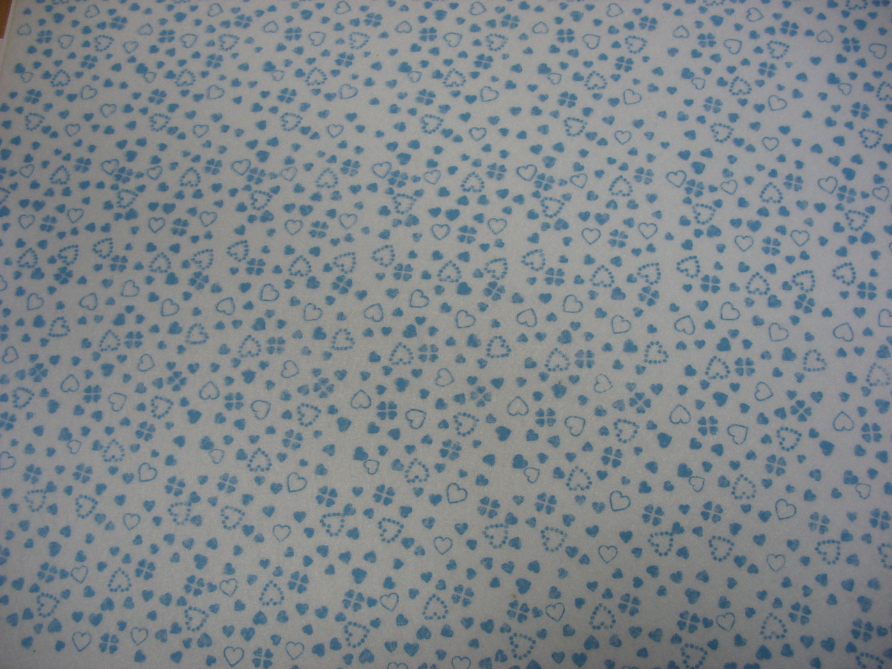 Фетр белый с рисунком голубые сердечки 21смХ21см - фото 1 - id-p95654576