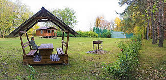 Главный принцип хозяев: для гостей - как для себя!

На территории усадьбы - необычные беседки и с любовью выращенные сады и клумбы, оборудованный пляж и место для рыбалки, лошади, велосипеды, детская площадка с батутом для Вашего малыша, настольный