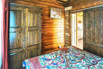 После согласования всех нюансов с дизайнером, наш экономист просчитает стоимость заказа, вышлет в Ваш адрес договор на изготовление деревянной мебели и согласует с Вами все возможные варианты расчёта и доставки заказанной деревянной мебели по Украине