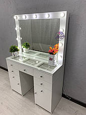 Стіл для візажиста зі стільницею-вітриною
