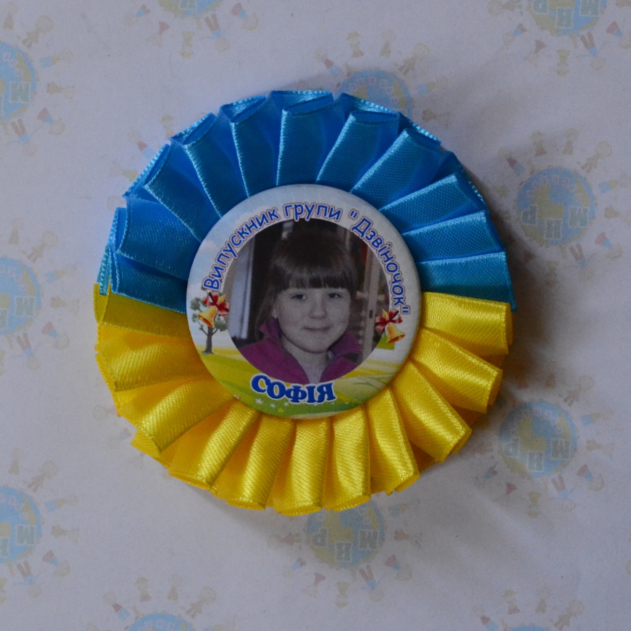 Значок з фотографією та розеткою Символіка. Випускні стрічки