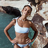 Купальник жіночий роздільний в біло-блакитну смужку на одне плече , розмір M, фото 4