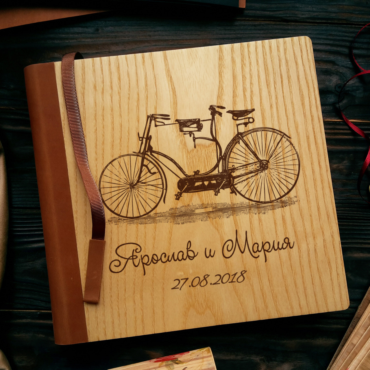 Дерев'яна весільна книга для побажань 22х22 см з шкіряним корінцем "Велосипед тандем"