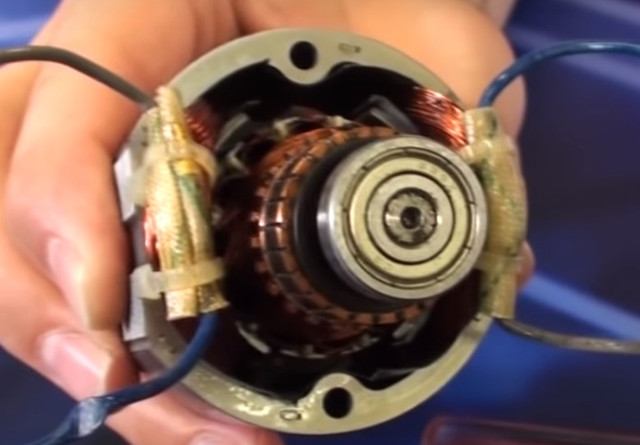 Універсальний колекторний двигун Універсальний колекторний двигун