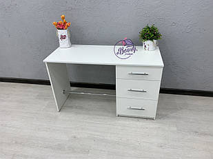 Манікюрний столик зі зручними ящиками