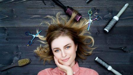 фото дівчини з гребінцями