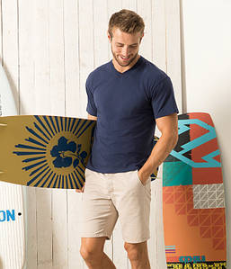 Чоловіча тонка футболка з V-подібним вирізом