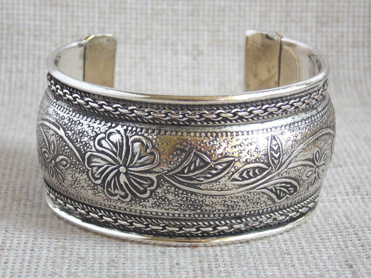 Індійський браслет під срібло з рослинним орнаментом