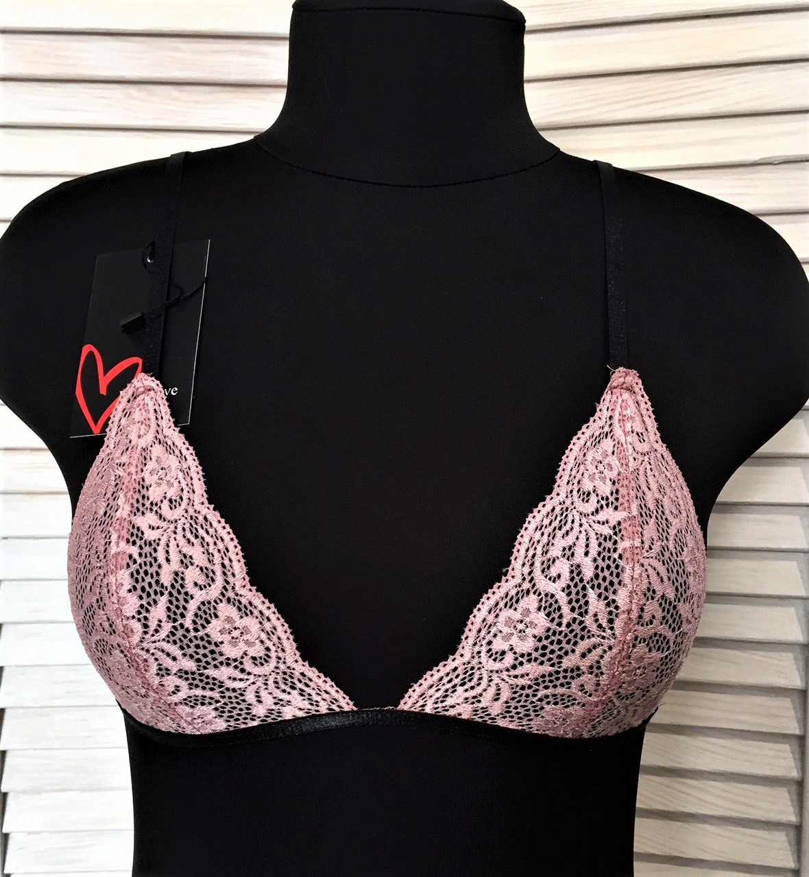 Гарний бюстгальтер із мережива, спідня білизна.