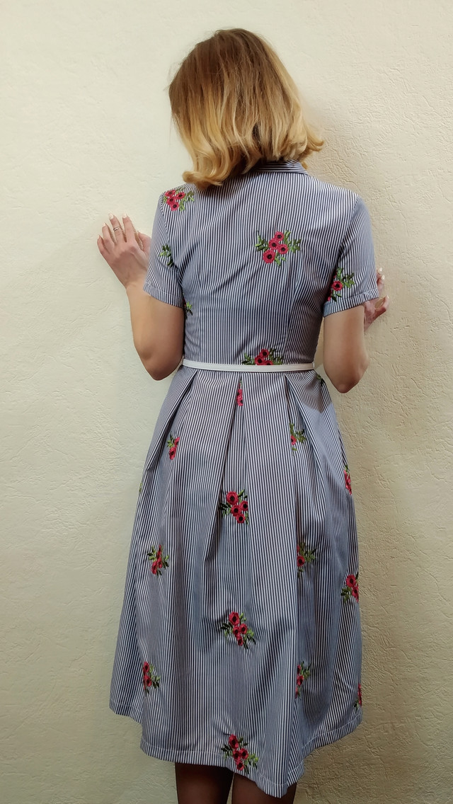 Летнее вышитое платье миди в полоску с карманами П208