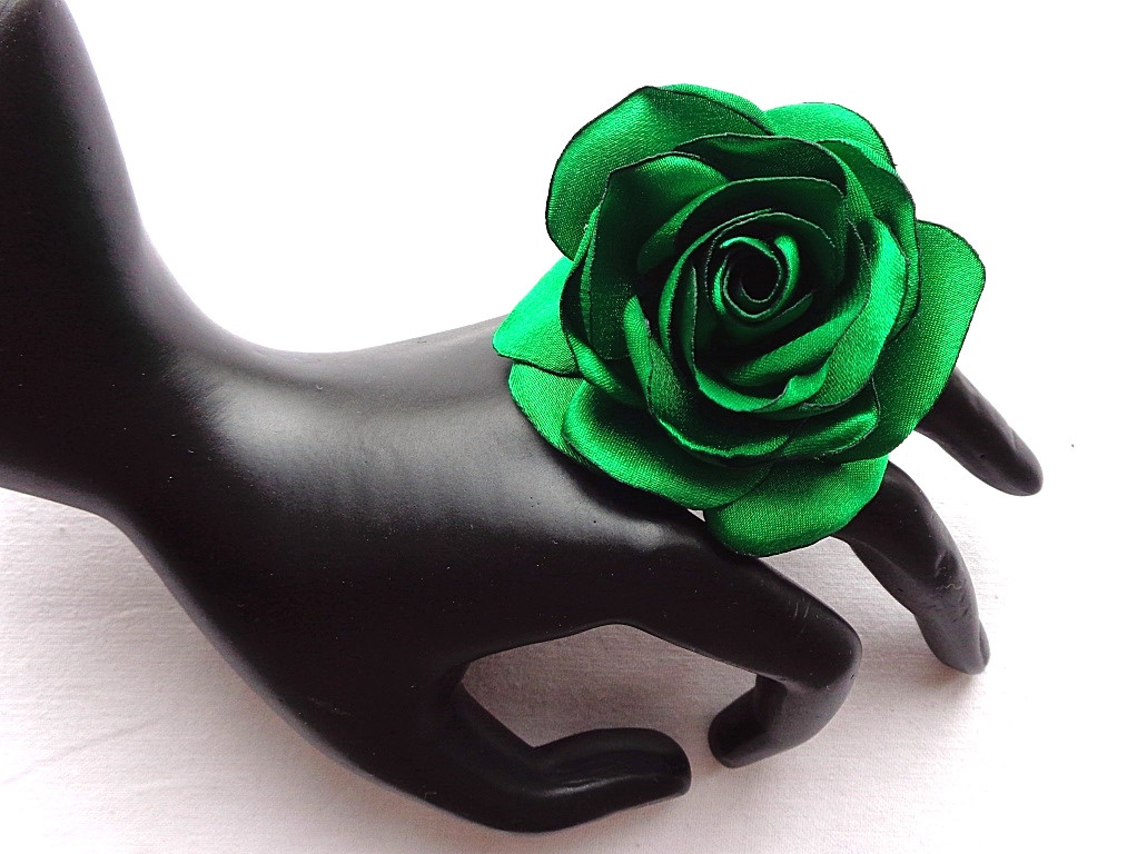 Кільце з квіткою з тканини ручної роботи "Зелена атласна троянда"