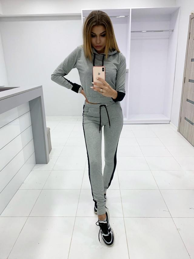 Спортивный костюм женский с лампасами Спортивный костюм женский с лампасами