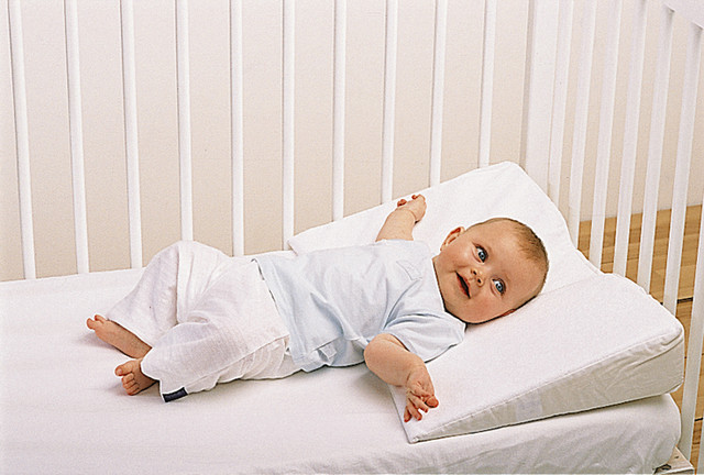 клиноподібна подушка для новонародженого