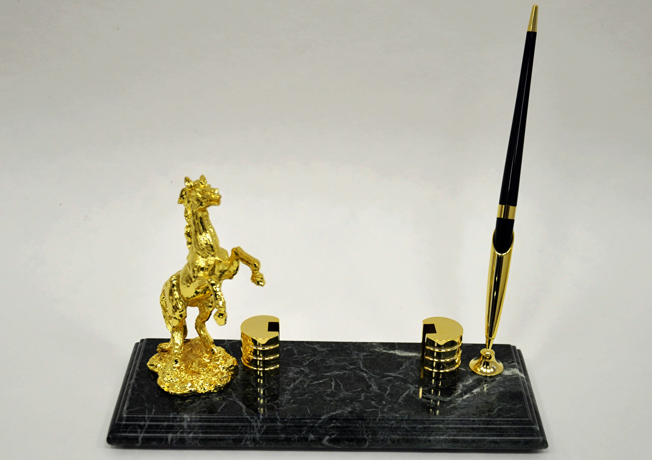 Мармуровий настільний набір (фігура золотого коня, підставка для візитної картки та ручка) Penstand 8149