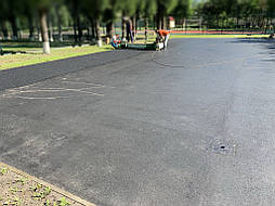 Начало укладки нижнего черного слоя