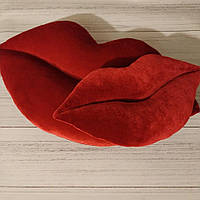 Подушка у формі губ для дому. Червоний оксамит. 45*28 см