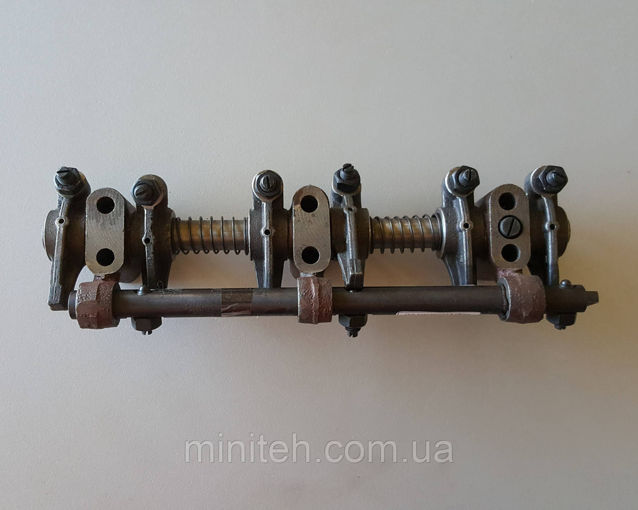 Вісь коромисел в сборі дв. КМ-385Вт