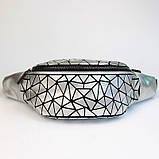 Сумка-бананка жіночий поясний Bao Bao з трикутниками (срібляста), фото 2