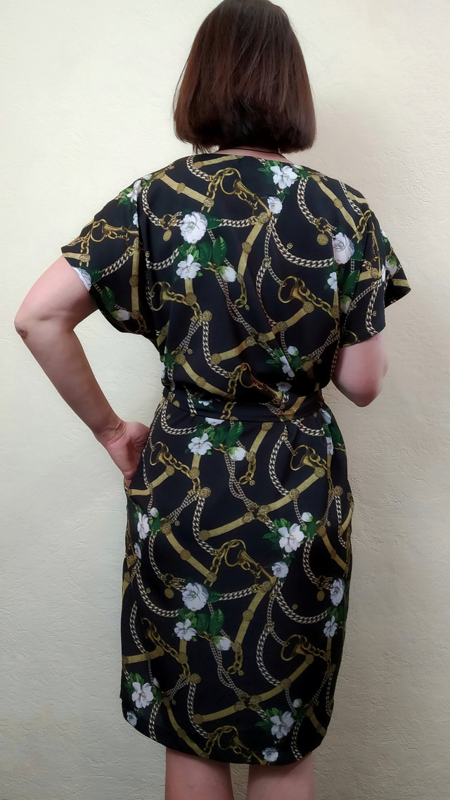 Женское летнее платье свободного силуэта с карманами и поясом П237