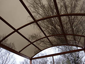 Для того, щоб моноліт не пошкоджувався під час термічного розширення, конструкцію було обшито спеціальним ущільнювачем. який надійно захищає полікарбонат.