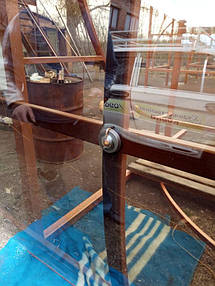 Для того, щоб полікарбонат служив довго - важливо дотримуватись технології монтажу, а саме - використовувати спеціальне кріплення, ущільнювач, робити збільшені отвори під кріплення, щоб запобігти вигинанню полікарбонату під час спеки.