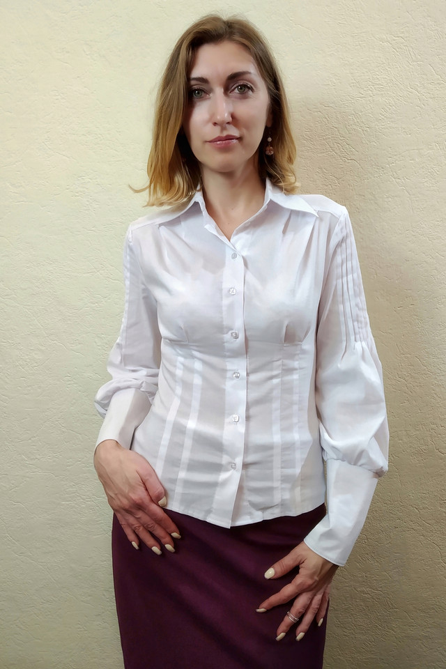 Ділова біла жіноча блузка з коротким рукавом 