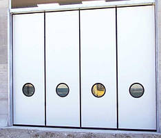 ворота із круглими вікнами