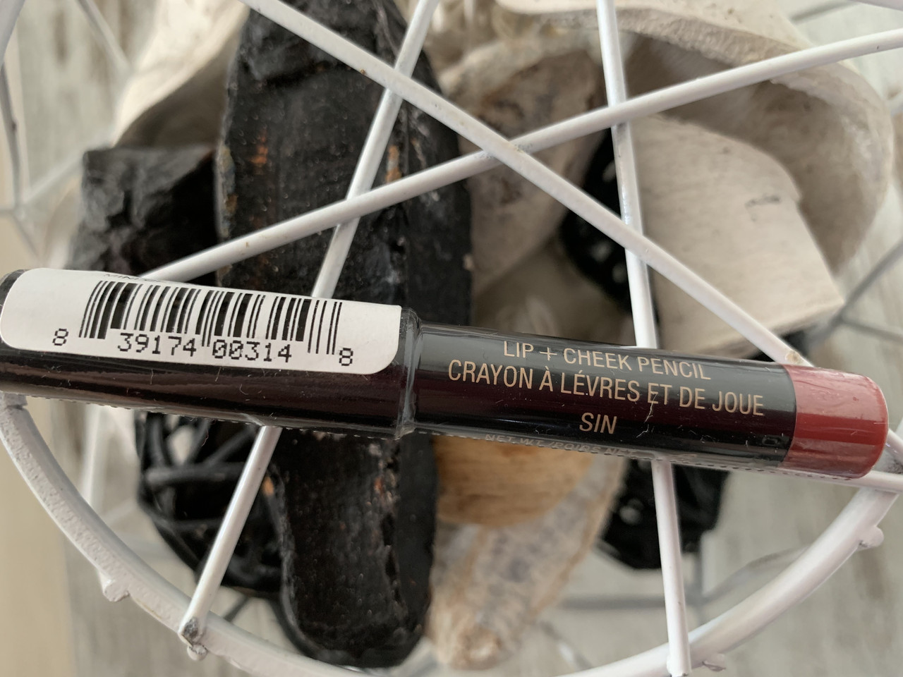 Помада для губ и щек NUDESTIX Intense Matte Lip Cheek Pencil