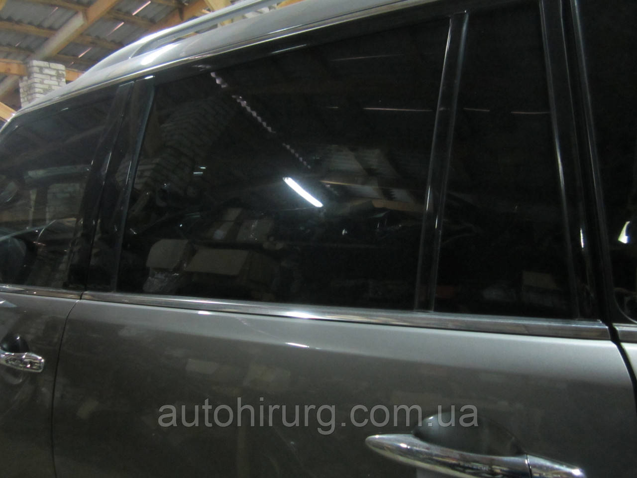 Заднє ліве дверне скло Infiniti Qx56/Qx80 — Z62
