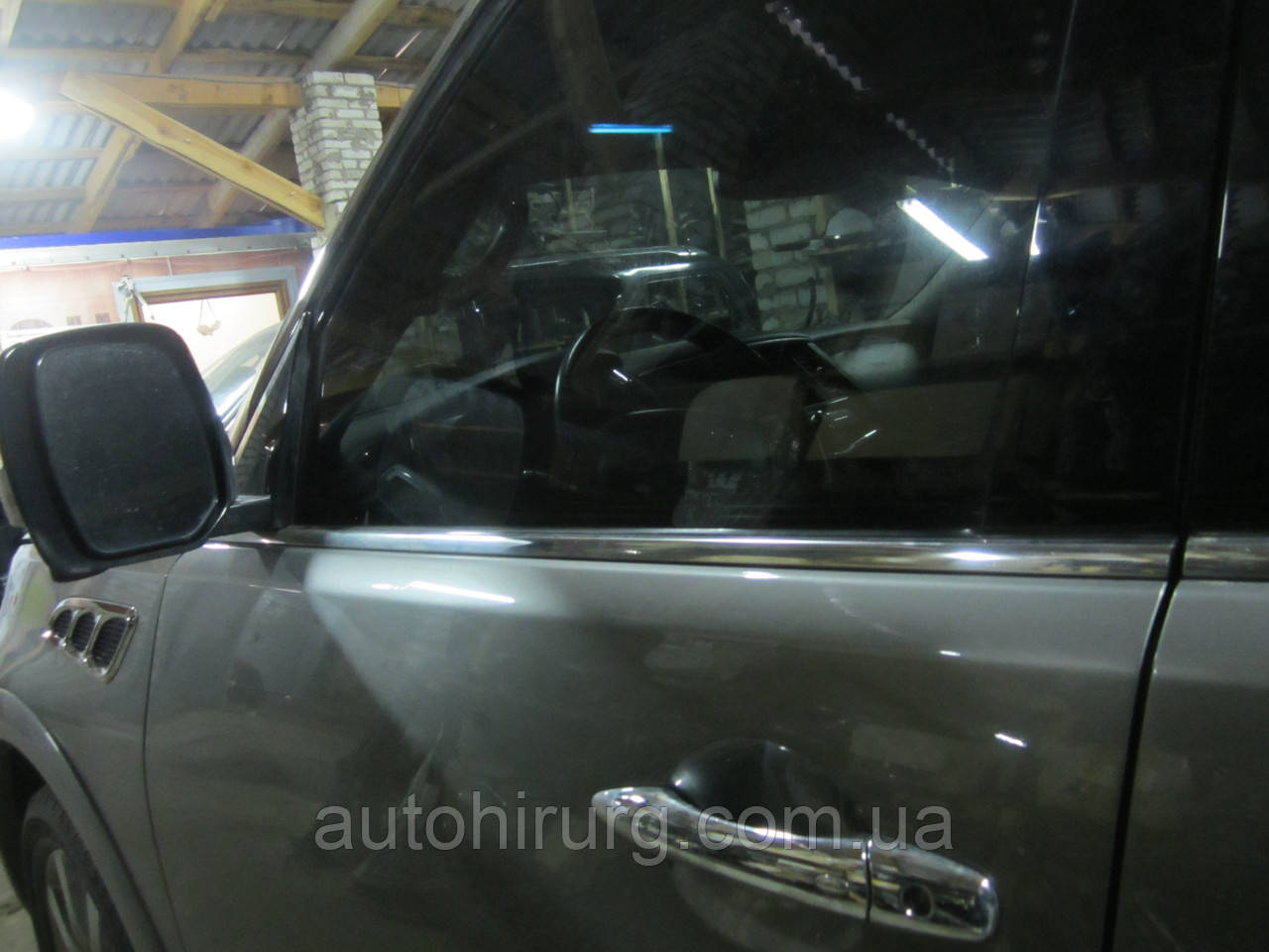 Горизонтальний молдинг переднього лівого скла Infiniti Qx56/Qx80 — Z62