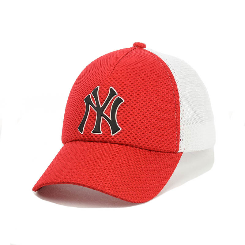 Бейсболка із сіткою та вишивкою