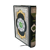 Коран на арабском языке в кожаном переплете украшен художественными накладками, эмалями и камнями Swarovski