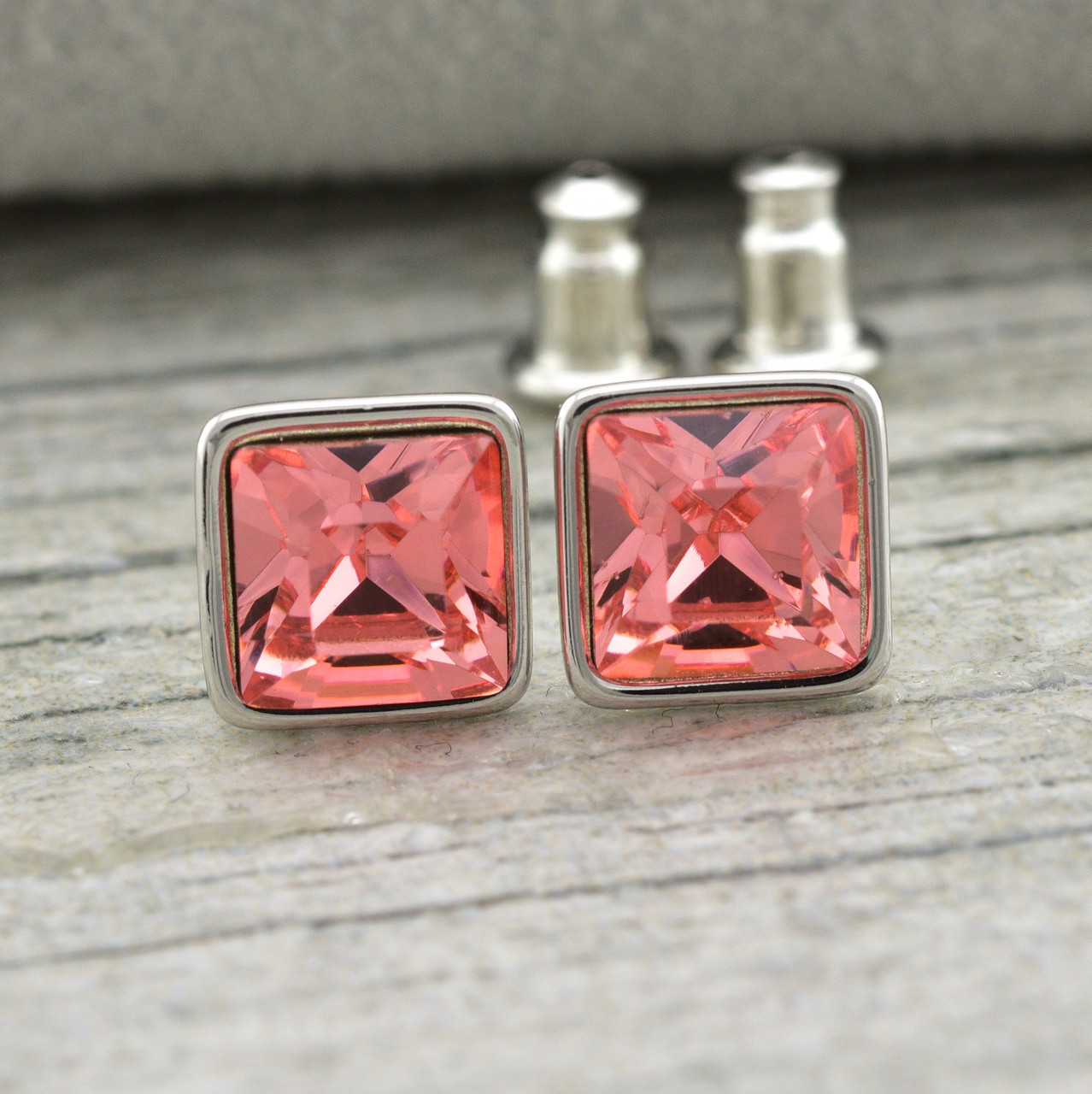 Сережки з кристалами Swarovski 21402 розмір 7х7 мм колір кораловий вага 1.75 г позолота Біле Золото