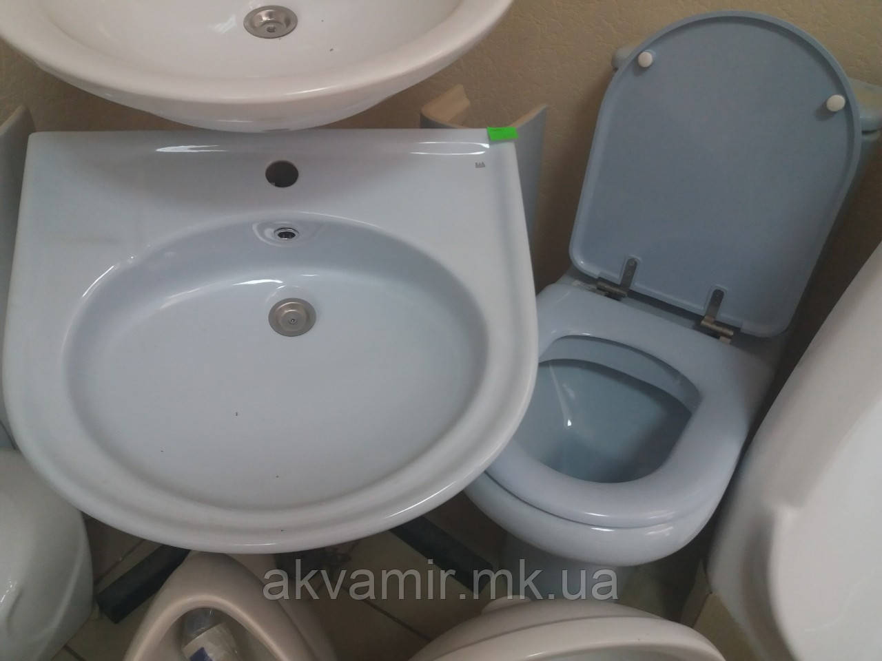 Компакт-унітаз R.A.K. Ceramics Compact і умивальник CYNTHIA з ногою (колір — блакитний) комплект