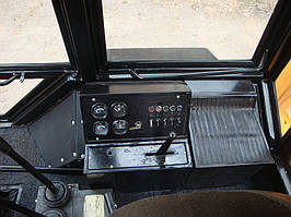 Кабина экскаватора после ремонта.