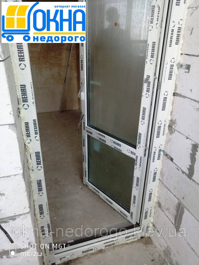 Металопластикові балконні двері Rehau, установка бригади 11 Металопластикові балконні двері Rehau фото роботи Okna-Nedorogo
