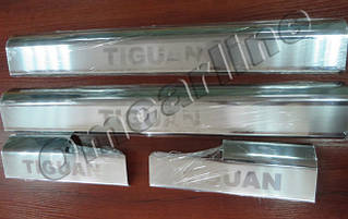 Накладки на пороги (НА ПЛАСТИК) volkswagen tiguan (фольксваген тигуан) до 2015, 4 шт. логотип, неірж.
