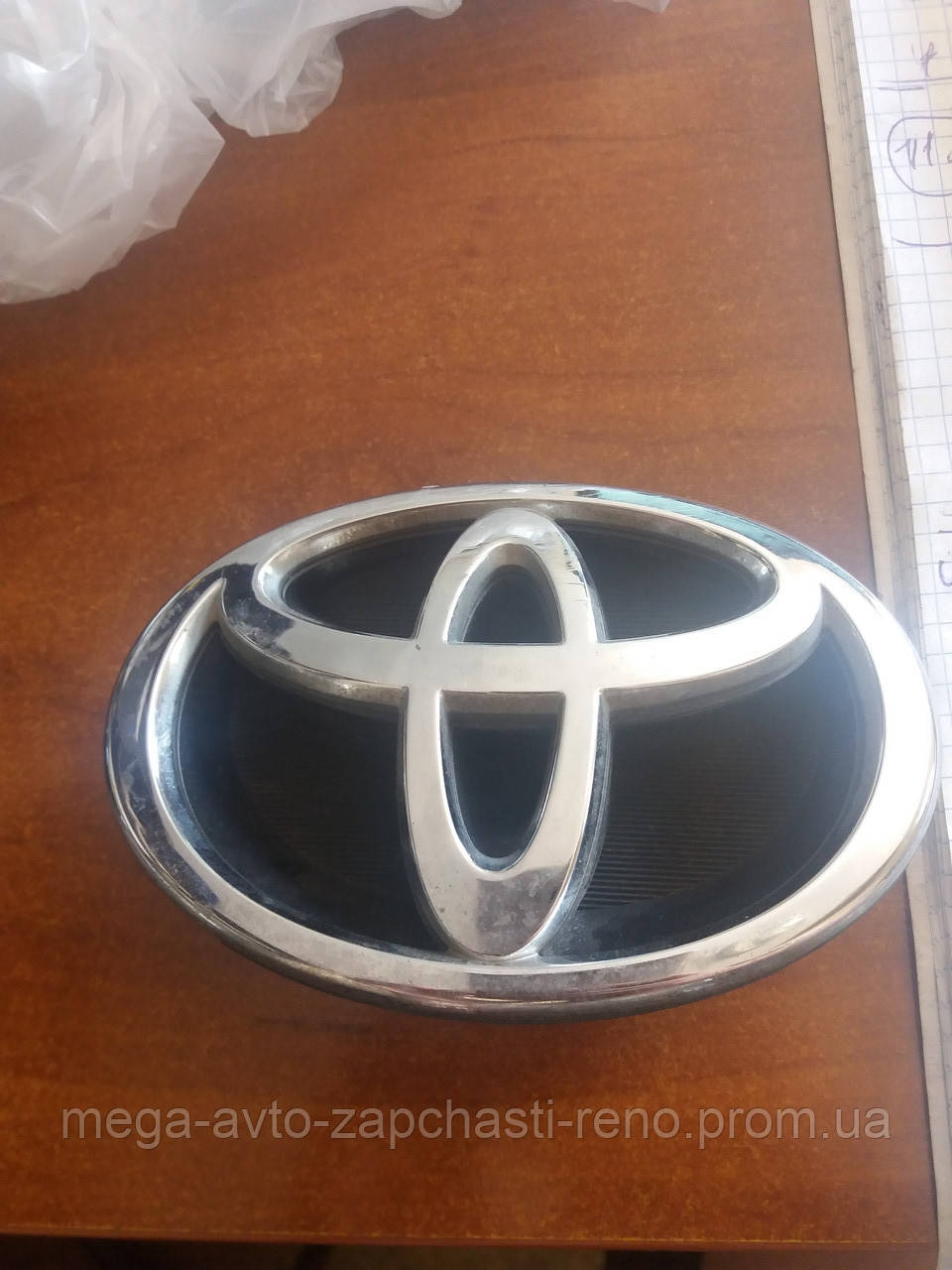 Эмблема решетки радиатора Toyota Corolla 2001-2007