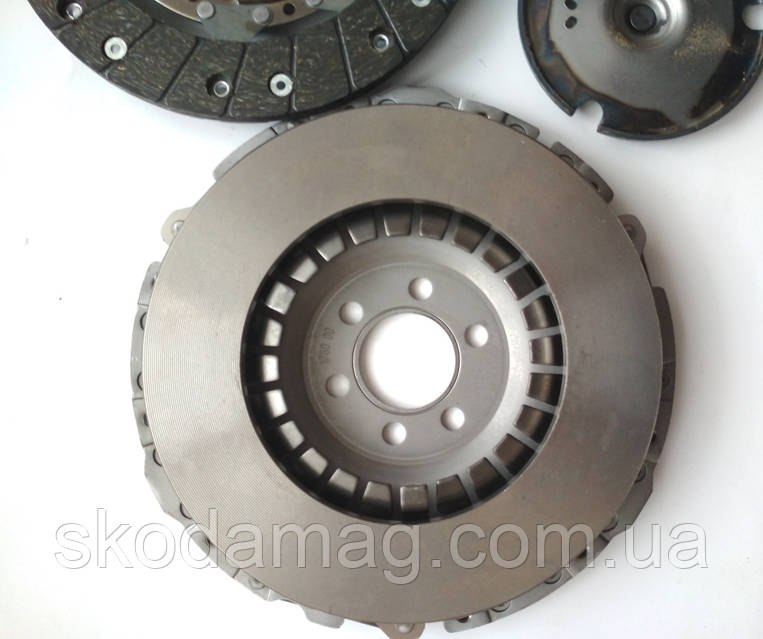Комплект зчеплення ( диск кошика болти) Шкода Октавія ТУР Skoda